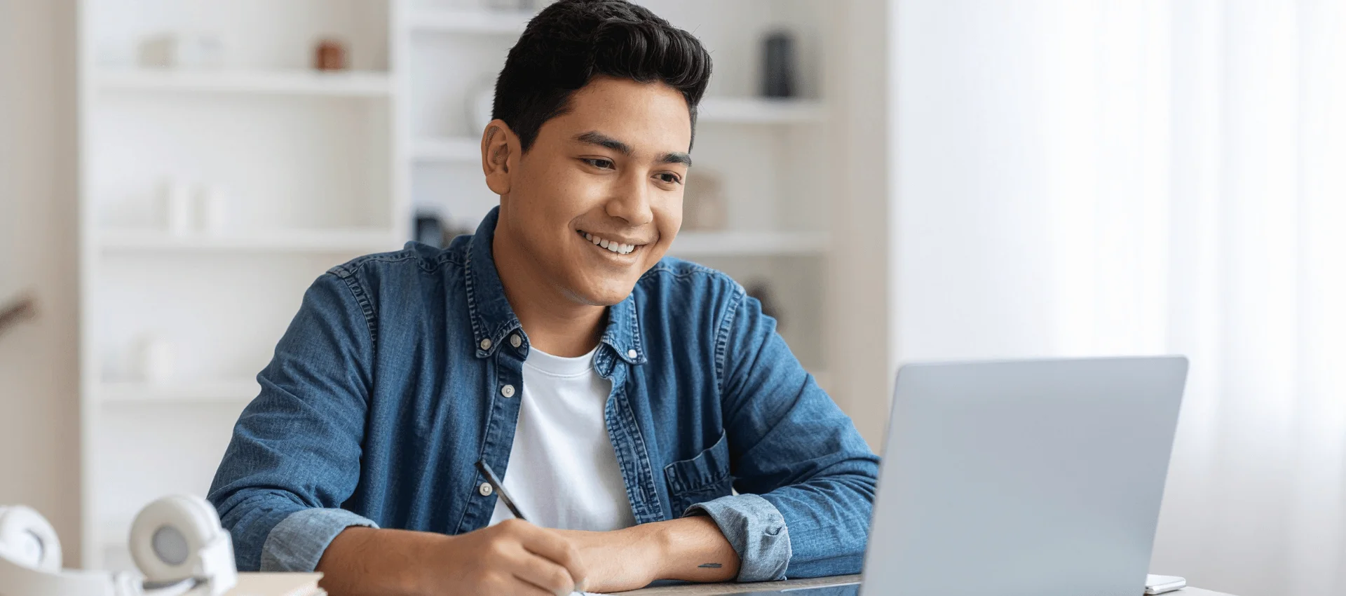 Student taking German language courses online from A1 to C2